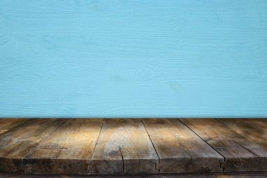 Mavi ahşap arka plan önünde boş bir tablo. Ürün görüntü montaj için