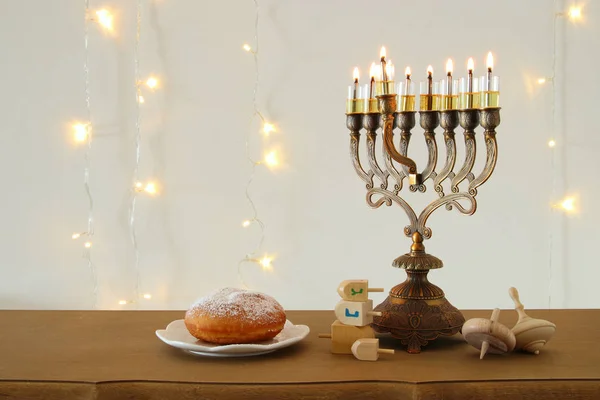 Imagen de las vacaciones judías fondo Hanukkah con la parte superior spinnig tradicional, menorah (candelabros tradicionales ) — Foto de Stock