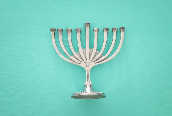 Vacaciones judías Hanukkah imagen de fondo con menorah tradicional (candelabro tradicional ) —  Fotos de Stock