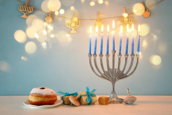 Imagen de las vacaciones judías fondo Hanukkah con la parte superior spinnig tradicional, menorah (candelabros tradicionales ) — Foto de Stock