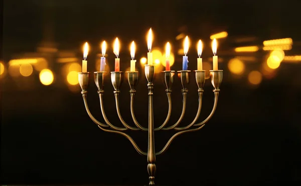 Joodse vakantie Hanukkah achtergrond met menora (traditionele kandelaar) en brandende kaarsen — Stockfoto