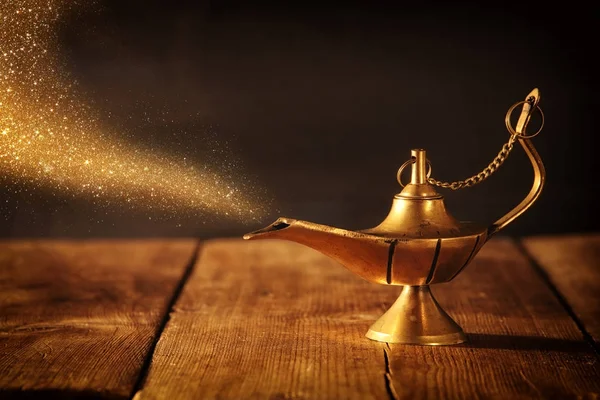 Obrázek z kouzelné aladdin lampa s třpytkami kouř. Lampa z přání. — Stock fotografie