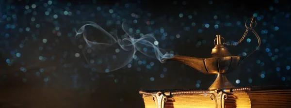 Зображення чарівної лампи Аладдіна з блискучим димом. Лампа бажань . — стокове фото