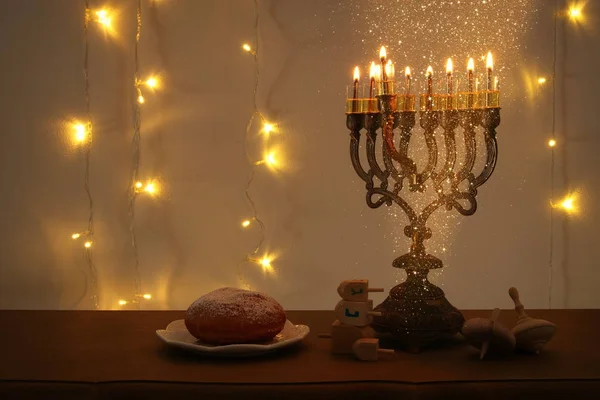 Image de vacances juives Hanoukka fond avec dessus spinnig traditionnel, menorah (candélabre traditionnel ) — Photo