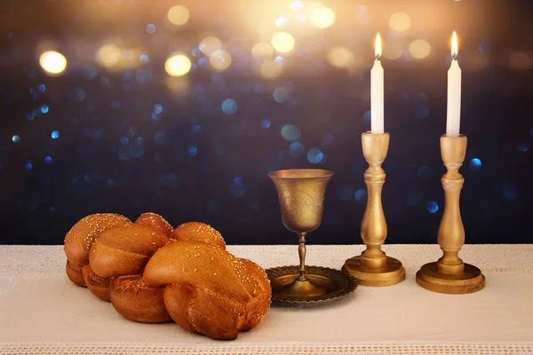 Afbeelding van de Shabbat. shabbat wijn, Challah brood en kaarsen op de tafel — Stockfoto