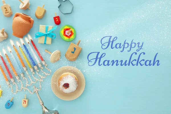 Bovenaanzicht beeld van Joodse vakantie Hanukkah achtergrond met traditionele spinnig top, menora (traditionele kandelaar) — Stockfoto