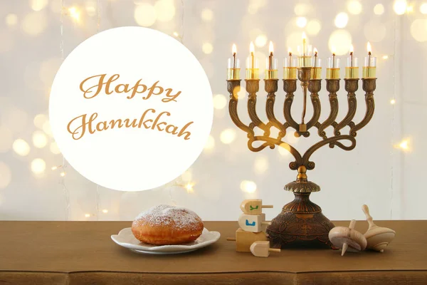 Imagem de férias judaicas Hanukkah fundo com top spinnig tradicional, menorah (candelabros tradicionais ) — Fotografia de Stock