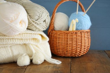 yün ahşap masa üzerinde sıcak ve rahat iplik topları.