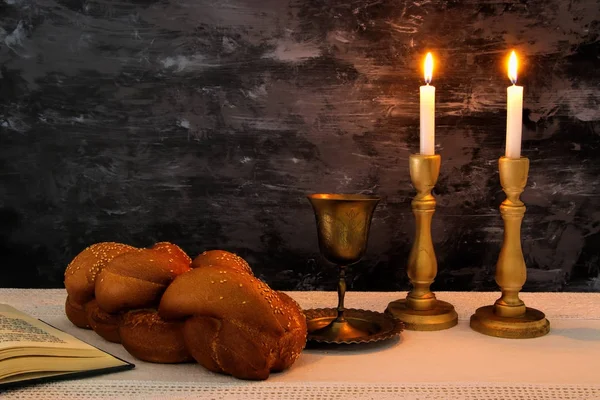 Имидж шаббата. Хлеб, шаббат вино и свечи на столе — стоковое фото