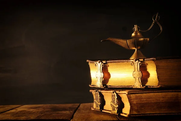 Imagem de lâmpada aladdin mágico e livros antigos. Lâmpada de desejos . — Fotografia de Stock
