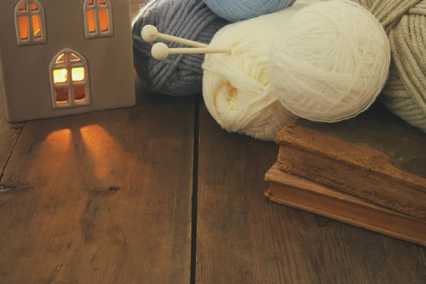 Теплые и уютные прядильные шарики шерсти на деревянном столе . — стоковое фото
