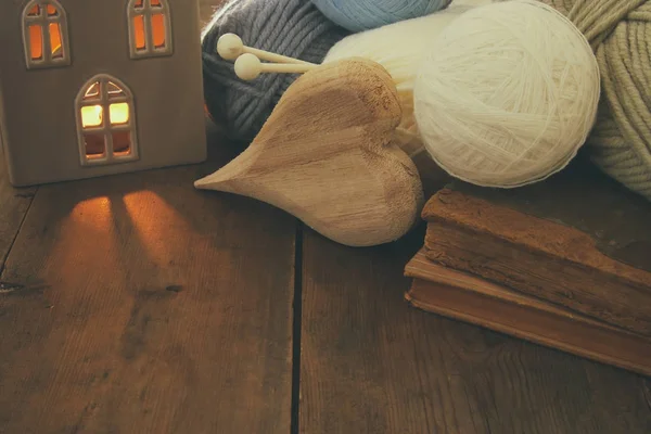 Bolas de lana cálidas y acogedoras en la mesa de madera . —  Fotos de Stock