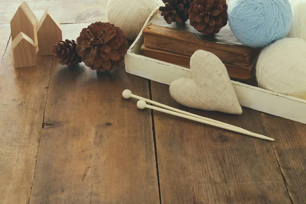 Bolas de lana cálidas y acogedoras en la mesa de madera . —  Fotos de Stock