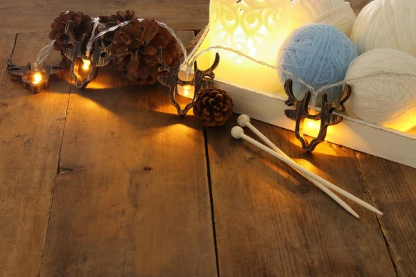 Bolas de fios quentes e aconchegantes de lã na mesa de madeira . — Fotografia de Stock