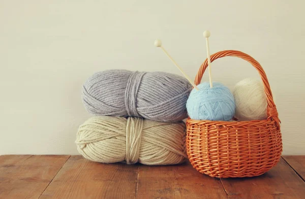 Boules de laine chaudes et confortables sur table en bois — Photo