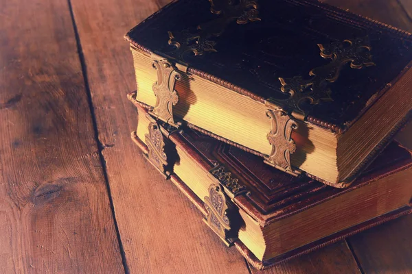 Libros antiguos, con broches de latón en la vieja mesa de madera. fantasía época medieval y concepto religioso —  Fotos de Stock