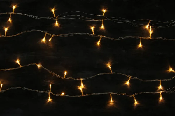 Streszczenie zdjęcie Christmas lights ciepły złoty łańcuch na tle rustykalne drewniane. — Zdjęcie stockowe