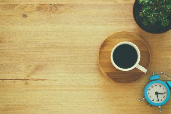 Bovenaanzicht beeld van kopje koffie op houten tafel. — Stockfoto