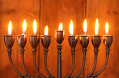 židovský svátek Chanuka pozadí s Menora (tradiční svícny) a hořící svíčky