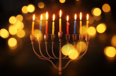 Yahudi tatil Hanukkah menorah (geleneksel Mumluk) ve yanan mumlar arka plan görüntü
