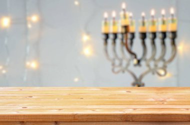 Yahudi tatil Hanukkah menorah (geleneksel Mumluk ile arka plan önünde boş ahşap masa)