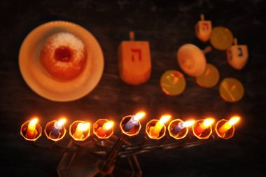 Yahudi bayramı Hanuka arka plan ile geleneksel spinnig üst, Yedi Kollu Şamdan (geleneksel Mumluk) ve yanan mumlar