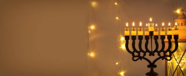 Yahudi tatil Hanukkah menorah (geleneksel Mumluk artalanla düşük anahtar görüntü)