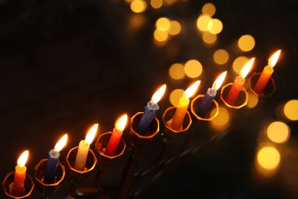 Judiska högtiden Hanukkah bakgrund med menorah (traditionella kandelabrar) och brinnande ljus — Stockfoto