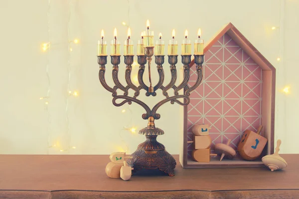 ユダヤ人の祝日のハヌカ本枝の燭台 (伝統的な燭台、伝統的な回転トップと背景の画像) — ストック写真