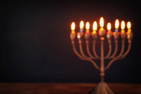 Imagen borrosa abstracta de vacaciones judías fondo de Hanukkah con menorah (candelabros tradicionales ) —  Fotos de Stock