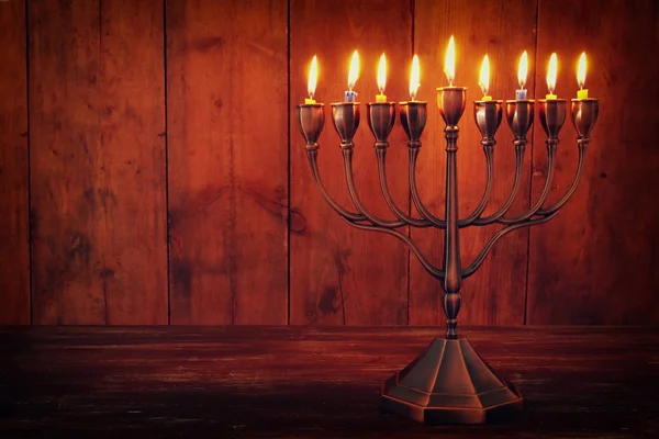 Férias judaicas Hanukkah fundo com menorah (candelabro tradicional) e velas acesas — Fotografia de Stock