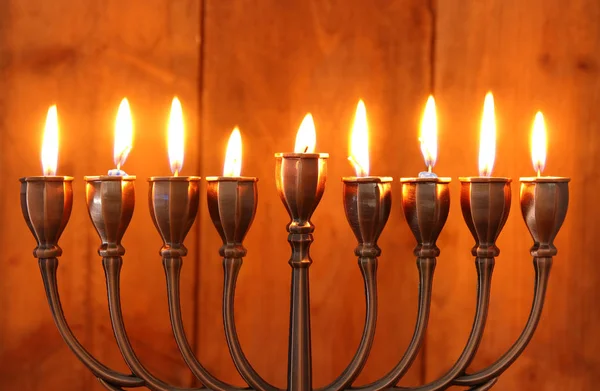 Judiska högtiden Hanukkah bakgrund med menorah (traditionella kandelabrar) och brinnande ljus — Stockfoto