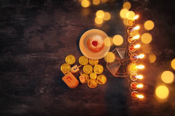 Židovský svátek Chanuka pozadí s tradičními spinnig nahoře, Menora (tradiční svícny) a hořící svíčky — Stock fotografie