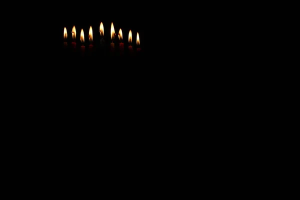 非常に熱い蝋燭とユダヤ教の祝日のハヌカ背景像の低キー — ストック写真