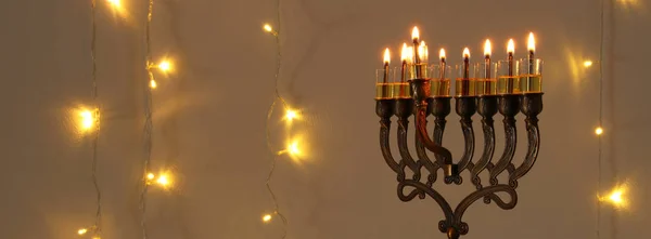 Imagen clave baja de vacaciones judías fondo de Hanukkah con menorah (candelabros tradicionales ) —  Fotos de Stock