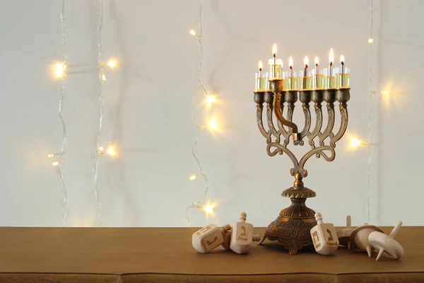 Imagen de las vacaciones judías fondo Hanukkah con la parte superior spinnig tradicional, menorah (candelabros tradicionales ) —  Fotos de Stock