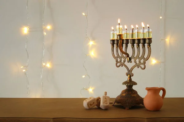 유태인 휴일 전통 spinnig 톱, 메노라 (전통적인 촛대와 하누카 배경 이미지) — 스톡 사진