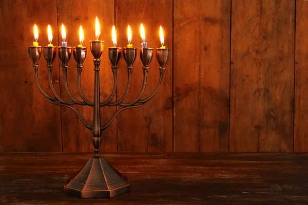 Joodse vakantie Hanukkah achtergrond met menora (traditionele kandelaar) en brandende kaarsen — Stockfoto