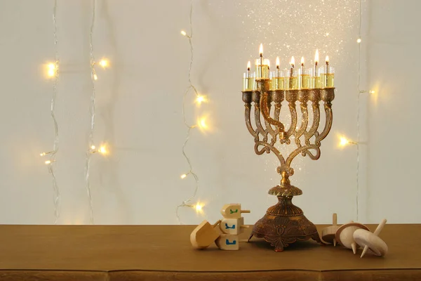 Obraz z żydowskiego święta Chanuka tło z tradycyjnych spinnig top, menory (tradycyjne świeczniki) — Zdjęcie stockowe