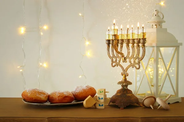 Imagen de las vacaciones judías fondo Hanukkah con la parte superior spinnig tradicional, menorah (candelabros tradicionales ) —  Fotos de Stock