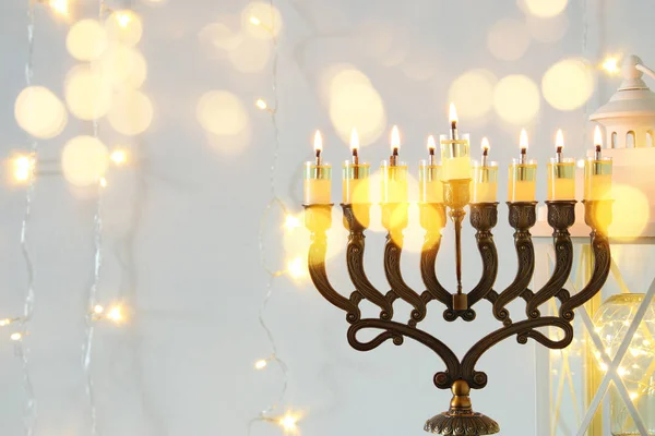Imagen de vacaciones judías Hanukkah fondo con menorah (candelabro tradicional ) —  Fotos de Stock