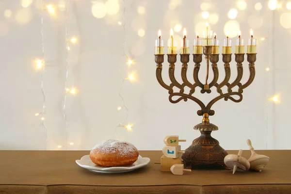 Afbeelding van Joodse vakantie Hanukkah achtergrond met traditionele spinnig top, menora (traditionele kandelaar) — Stockfoto