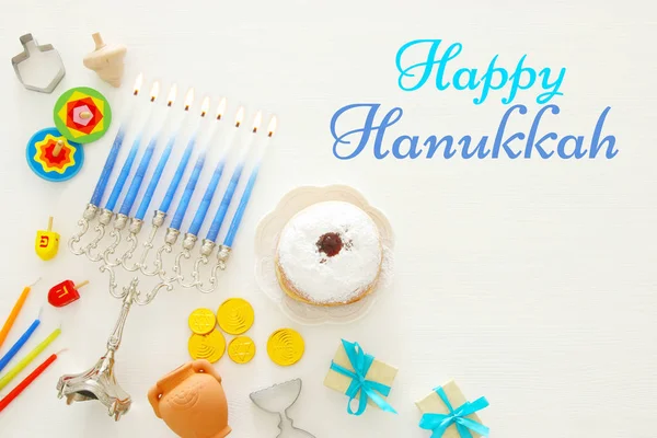 Top view-bild av judiska högtiden Hanukkah bakgrund med traditionella spinnig topp, menorah (traditionella kandelabrar) — Stockfoto