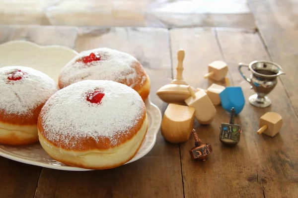 传统棉纺顶和甜甜圈的犹太节日光明背景图片. — 图库照片