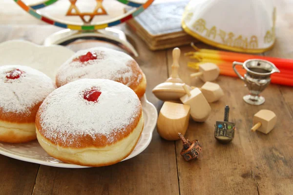 Imagen de vacaciones judías fondo de Hanukkah con la parte superior tradicional de la espinnig, donas y menorah (candelabro tradicional ). —  Fotos de Stock