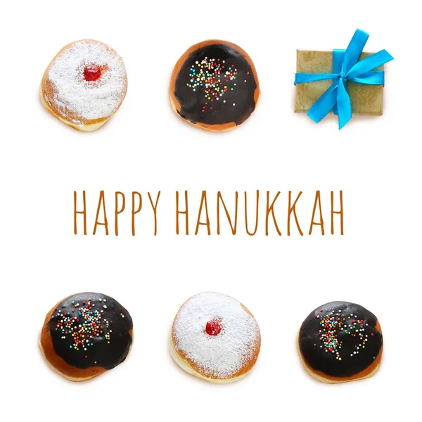 Férias judaicas Hanukkah imagem com donuts tradicionais isolados em branco . — Fotografia de Stock