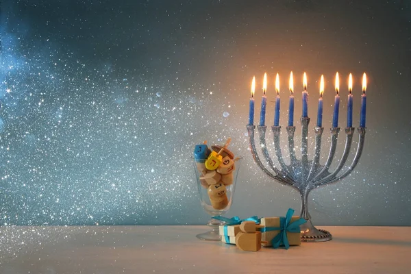 Εικόνα της εβραϊκής διακοπές Hanukkah φόντο με menorah (παραδοσιακό μανουάλια) και κεριά Burning. — Φωτογραφία Αρχείου