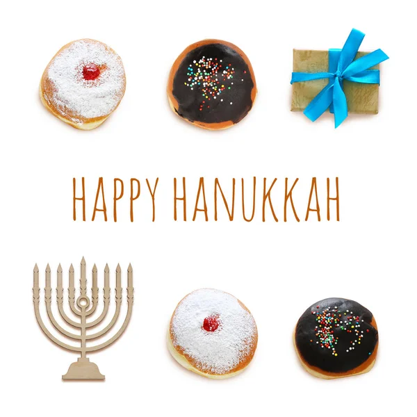 Férias judaicas Hanukkah imagem com donuts tradicionais isolados e menorah (candelabro tradicional) em branco . — Fotografia de Stock