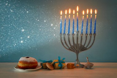 Yahudi bayramı Hanuka arka plan ile geleneksel spinnig üst, Yedi Kollu Şamdan (geleneksel Mumluk) ve yanan mumlar