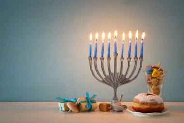 Yahudi tatil ile geleneksel spinnig tepe, Yedi Kollu Şamdan (geleneksel Mumluk Hanukkah arka plan görüntü)